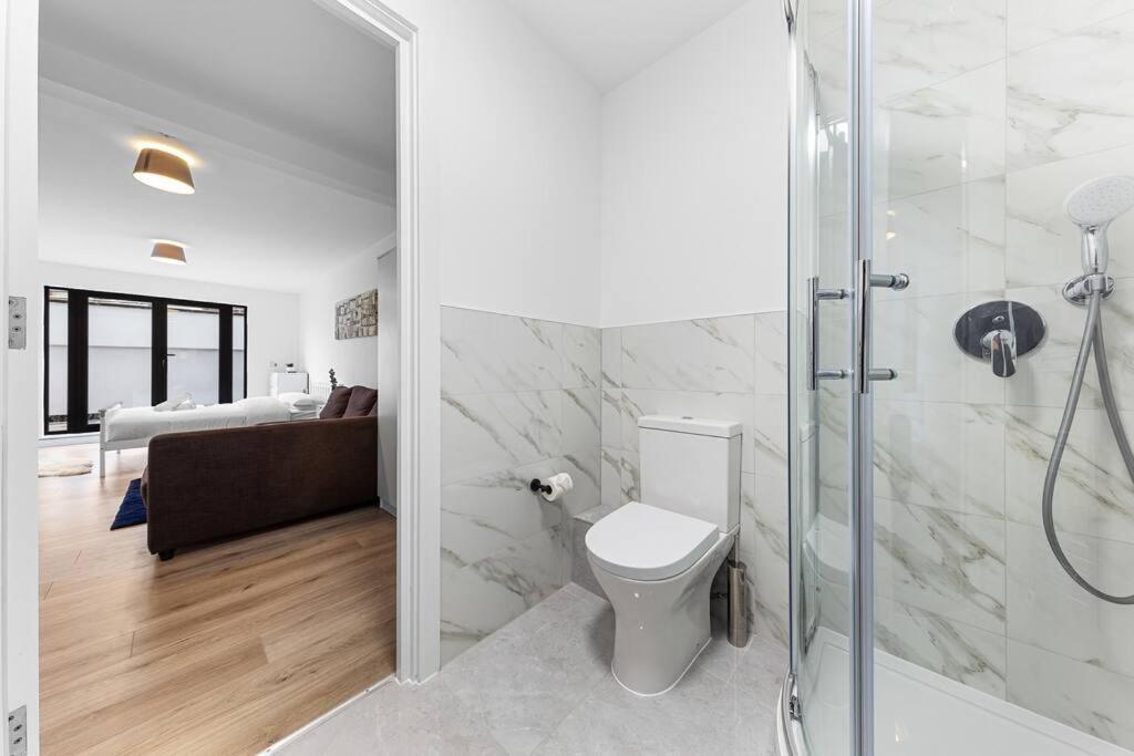 Spacious Sleep 14 - 1 Min From Tooting Station Mr3 Londra