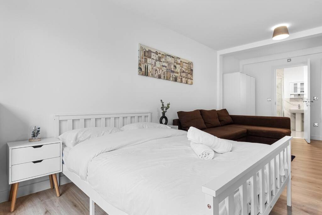 Spacious Sleep 14 - 1 Min From Tooting Station Mr3 * Londra