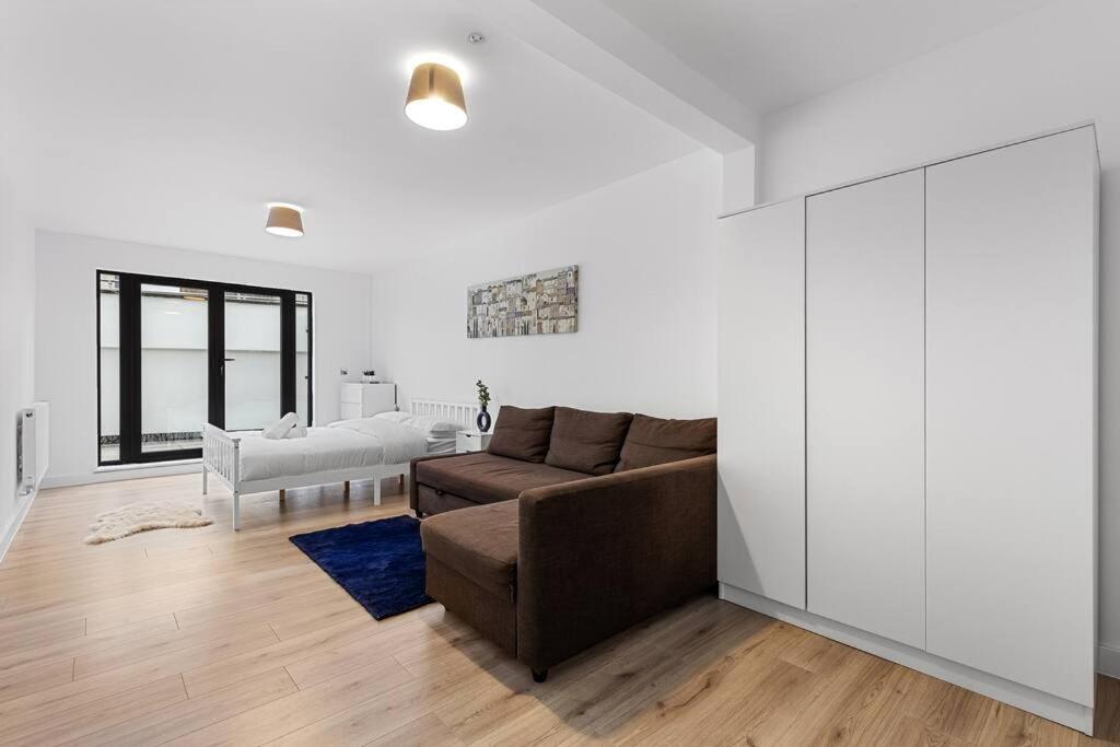 Appartamento Spacious Sleep 14 - 1 Min From Tooting Station Mr3 Londra