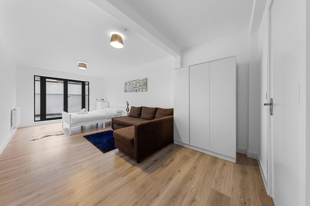 Appartamento Spacious Sleep 14 - 1 Min From Tooting Station Mr3 Londra